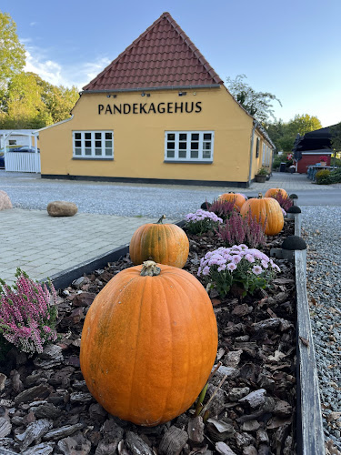 Genner Hoel Pandekagehus og Camping - Gastronomi og hotelvirksomhed