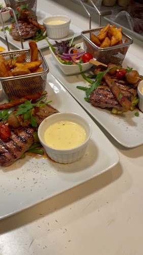 Opinii despre Café Rendezvous Pizza & Steak House în Brønderslev - Gastronomi og hotelvirksomhed