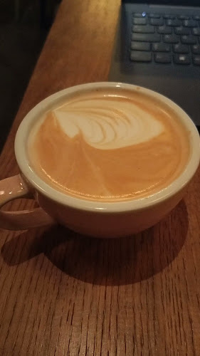 Opinii despre Yellow Bird Coffee în København - Gastronomi og hotelvirksomhed