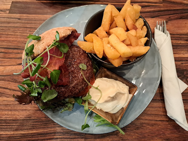 Under Uret - Gastronomi og hotelvirksomhed