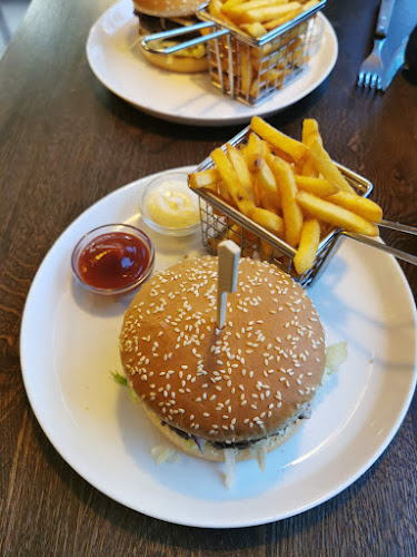 Opinii despre Quick Bistro v/Helal N Hassan în Oksbøl - Gastronomi og hotelvirksomhed