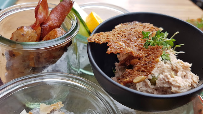 Comentarii opinii despre Under Uret