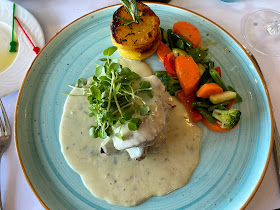 مطعم تعشينا فيه يوم نسقط من الدراجات