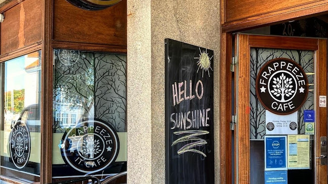 Frappeeze Café