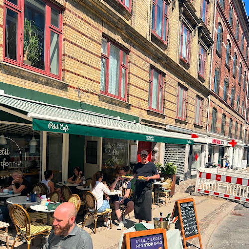 Petit Cafe - Gastronomi og hotelvirksomhed
