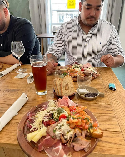 Oluf's Taverna - Gastronomi og hotelvirksomhed