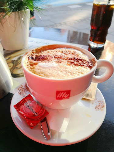 Friends Bar & Kitchen