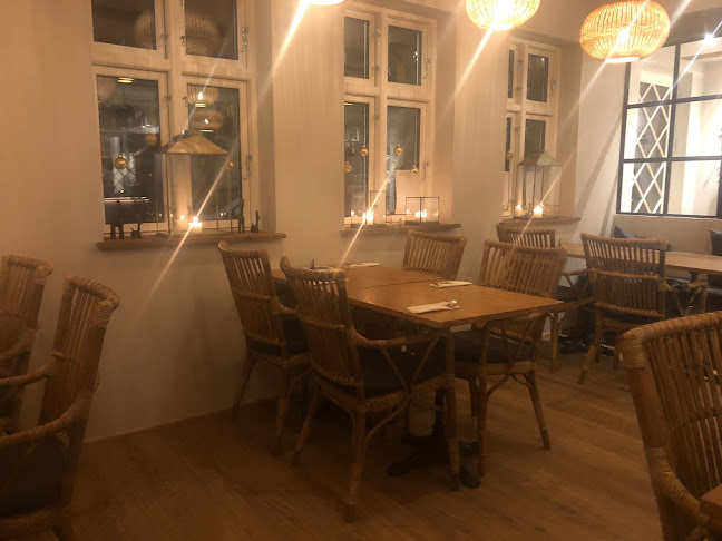 Phi Phi - Gastronomi og hotelvirksomhed