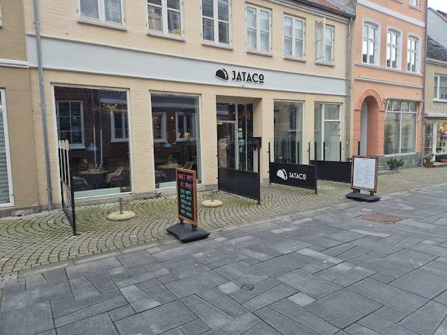 Jataco - Gastronomi og hotelvirksomhed