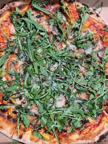 Opinii despre Værløse Sten & Kul Pizza în Værløse - Gastronomi og hotelvirksomhed