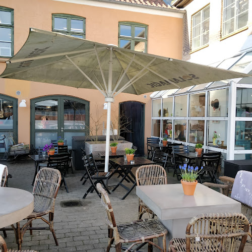 Fru Geest - Café & Upstairs - Gastronomi og hotelvirksomhed