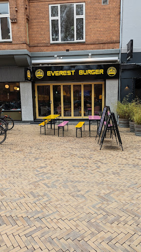 Comentarii opinii despre Everest Burger